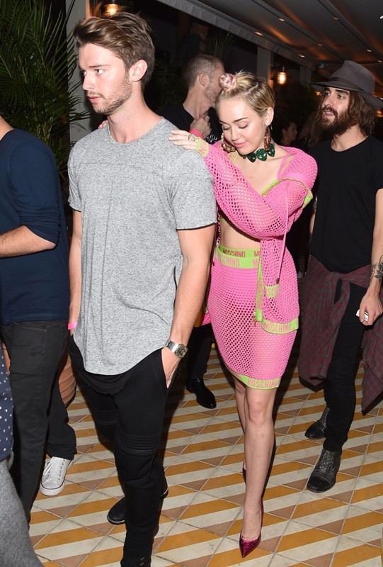 Miley Cyrus a Patrick Schwarzenegger na Moschino Party